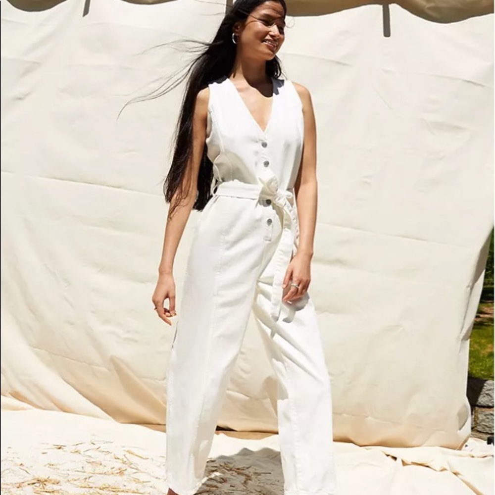Denim Sleeveless Tie-Waist Jumpsuit in Tile White, sz small